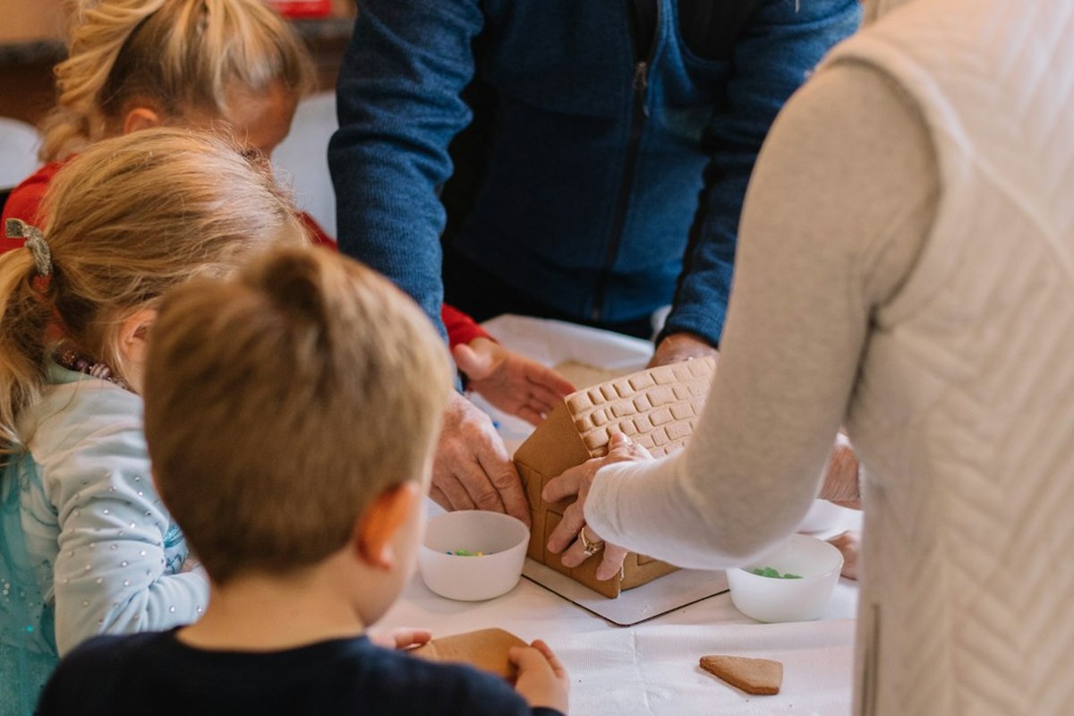 👵💡 설 연휴, 손주 안아주다 허리 '삐끗'? 시니어 척추 건강 지키는 7가지 비법! - 이미지 4