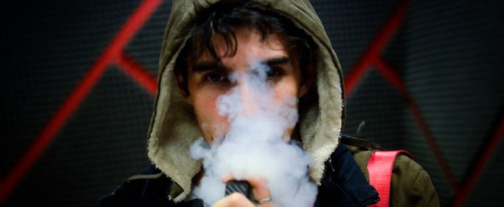 전자담배 피우면서 건강 챙긴다?…“혈압 올리고 심장마비 위험 커진다”