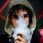 전자담배 피우면서 건강 챙긴다?…“혈압 올리고 심장마비 위험 커진다”