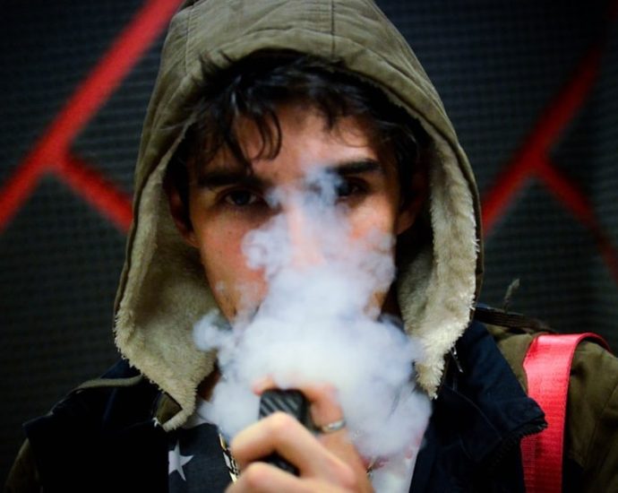 전자담배 피우면서 건강 챙긴다?…“혈압 올리고 심장마비 위험 커진다”