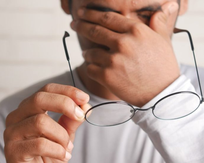 ⚠️ 눈물, 이물감 반복된다면? 단순 속눈썹 찔림 아닌 '안검내반' 의심하세요!