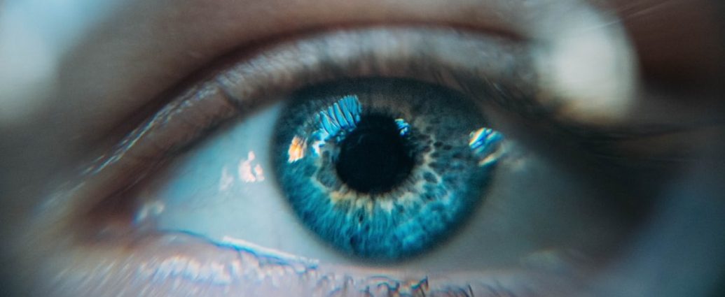 나이 들어 눈꺼풀 처지니 눈 이물감 커지네··· 원인은 ‘속눈썹’이 각막에 낸 상처