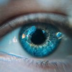 나이 들어 눈꺼풀 처지니 눈 이물감 커지네··· 원인은 ‘속눈썹’이 각막에 낸 상처