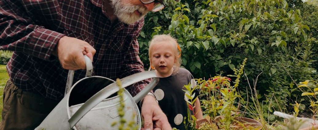 👵💡 설 연휴, 손주 안아주다 허리 '삐끗'? 시니어 척추 건강 지키는 7가지 비법!