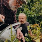 👵💡 설 연휴, 손주 안아주다 허리 '삐끗'? 시니어 척추 건강 지키는 7가지 비법!