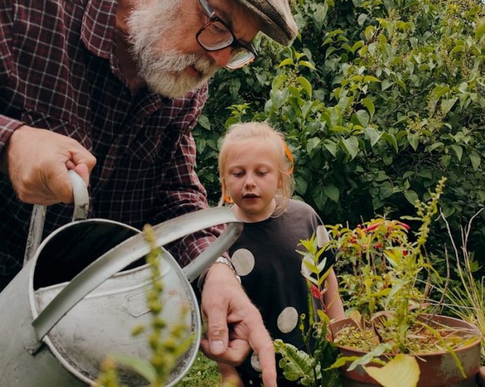 👵💡 설 연휴, 손주 안아주다 허리 '삐끗'? 시니어 척추 건강 지키는 7가지 비법!