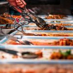 뷔페 가면 살찌는 이유… ‘고칼로리’에 손길이 간다고?