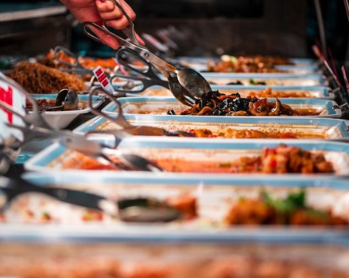 뷔페 가면 살찌는 이유… ‘고칼로리’에 손길이 간다고?