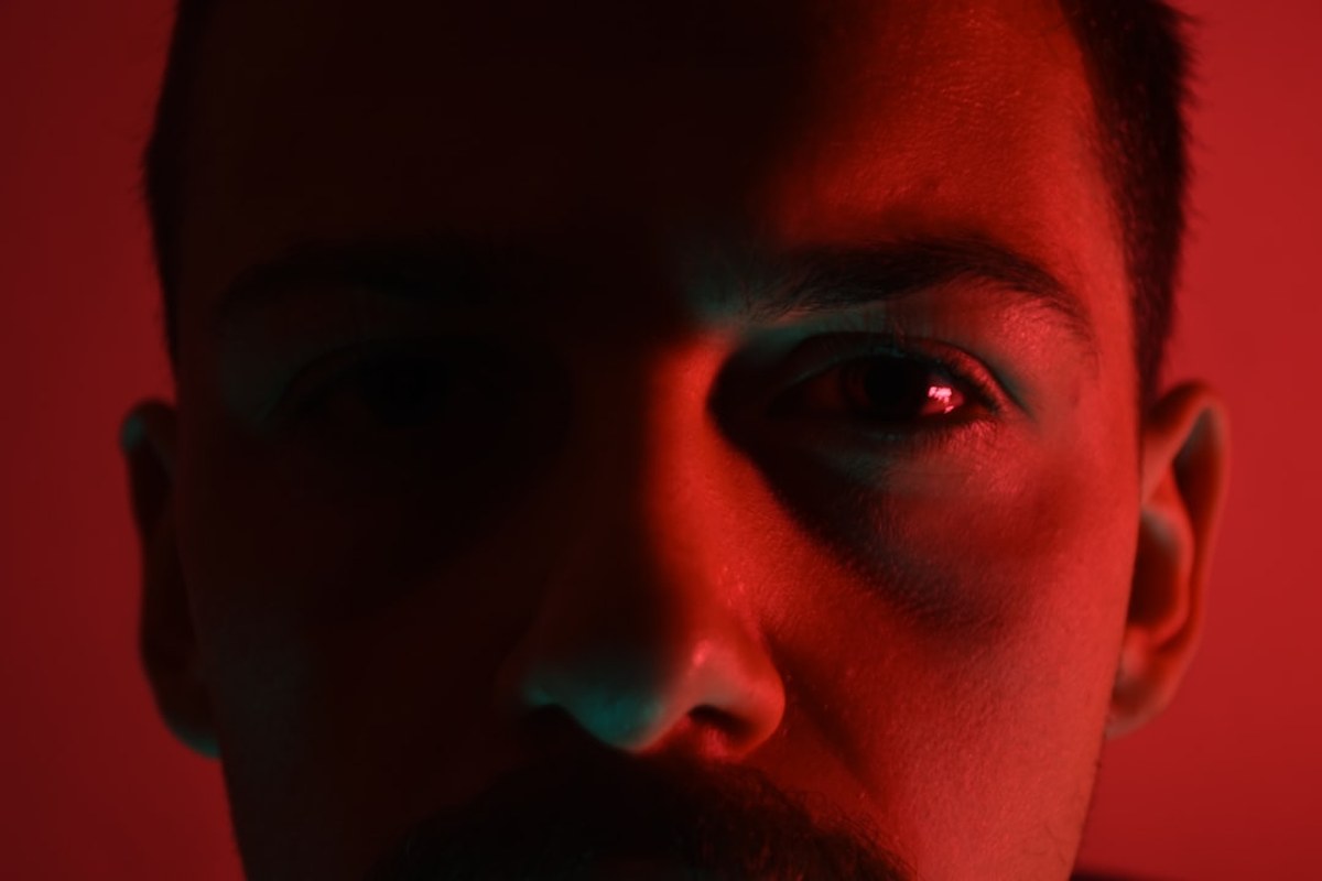 붉어진 얼굴, 단순 열감? '안면 홍조' 방치하면 위험! 💡 원인부터 관리법까지 총정리 ✅ - 이미지 1