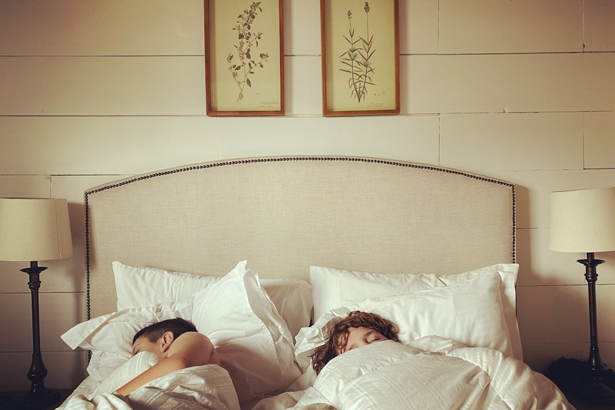 😴 부부 각방, '이것' 때문에? 수면 습관 차이 극복법 & 건강한 잠자리 솔루션 ✅ - 이미지 1