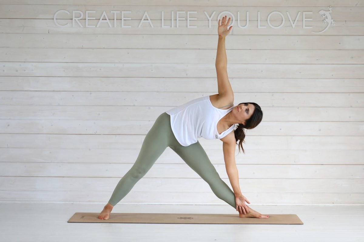 뱃살 고민 끝! 🤫 숨겨진 복근 찾기 비결: '앉는 자세'부터 바꿔보세요! ✅ - 이미지 1