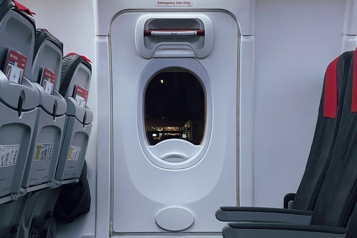 ✈️ 기내에서 흔히 하는 7가지 행동, 사실은 위험! 안전하게 비행하는 꿀팁 ✅ - 이미지 4