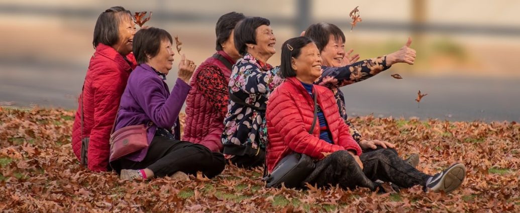 넘어짐 사고, 단순 타박상? 뼈 건강 적신호! 노년 낙상과 골다공증 골절의 위험성