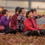 넘어짐 사고, 단순 타박상? 뼈 건강 적신호! 노년 낙상과 골다공증 골절의 위험성