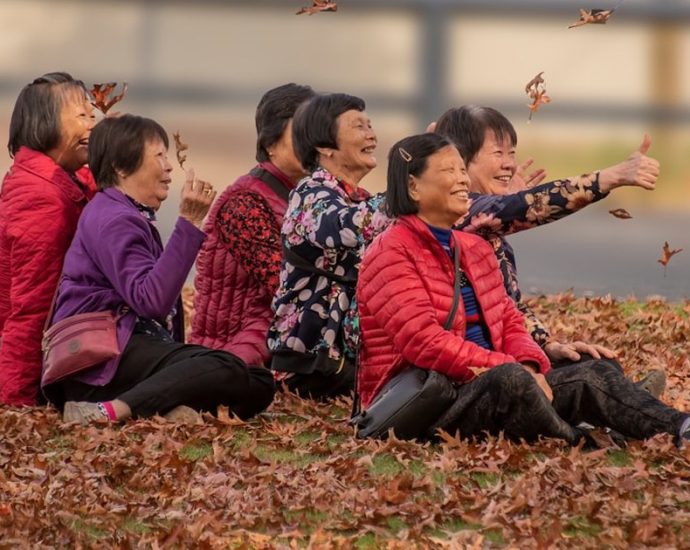 넘어짐 사고, 단순 타박상? 뼈 건강 적신호! 노년 낙상과 골다공증 골절의 위험성