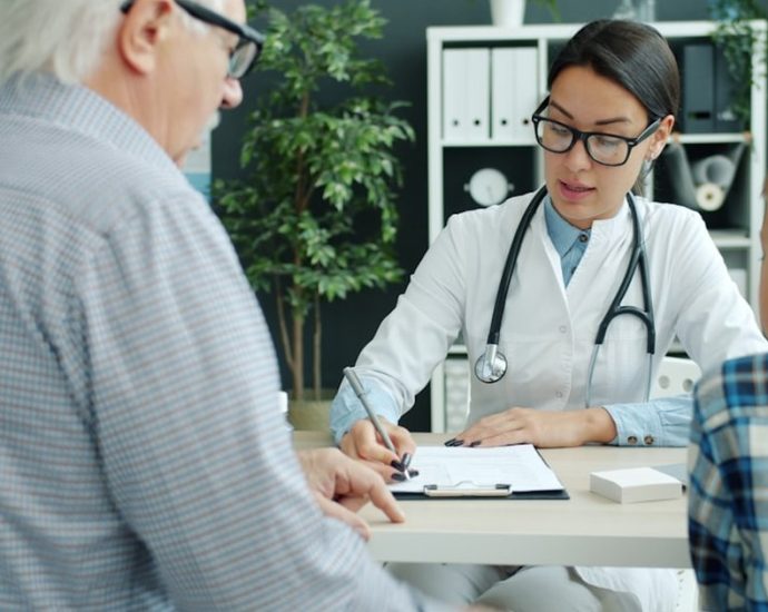 70대 폐암 환자도 희망 UP! 3기 폐암 '적극 치료' 효과 탁월 ✅