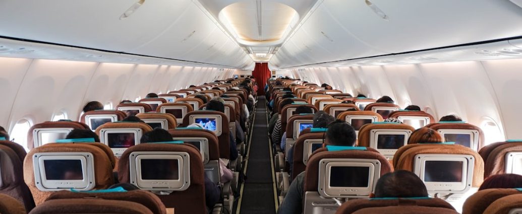 ✈️ 기내에서 흔히 하는 7가지 행동, 사실은 위험! 안전하게 비행하는 꿀팁 ✅