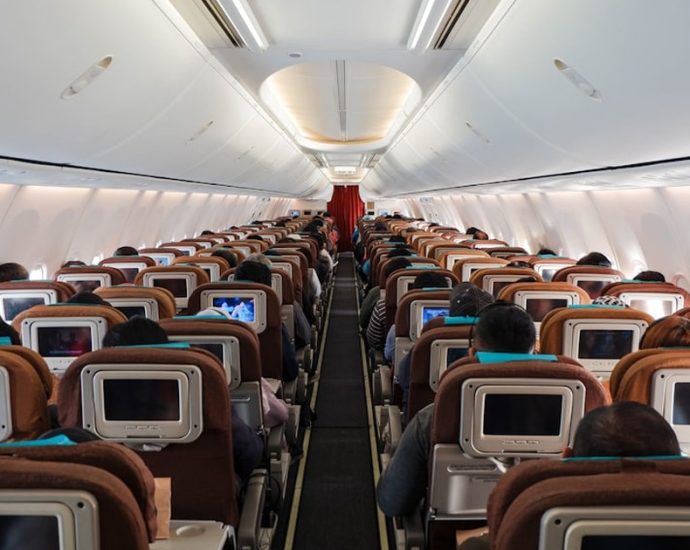 ✈️ 기내에서 흔히 하는 7가지 행동, 사실은 위험! 안전하게 비행하는 꿀팁 ✅