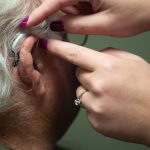 FDA, 세계 최초 유전성 난청 치료제 '오타르메니' 승인: 희망의 소리 전달