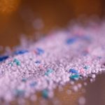 플라스틱 속 '이 물질', 조산 위험 높인다? ⚠️ 전 세계 200만 건 연관 가능성