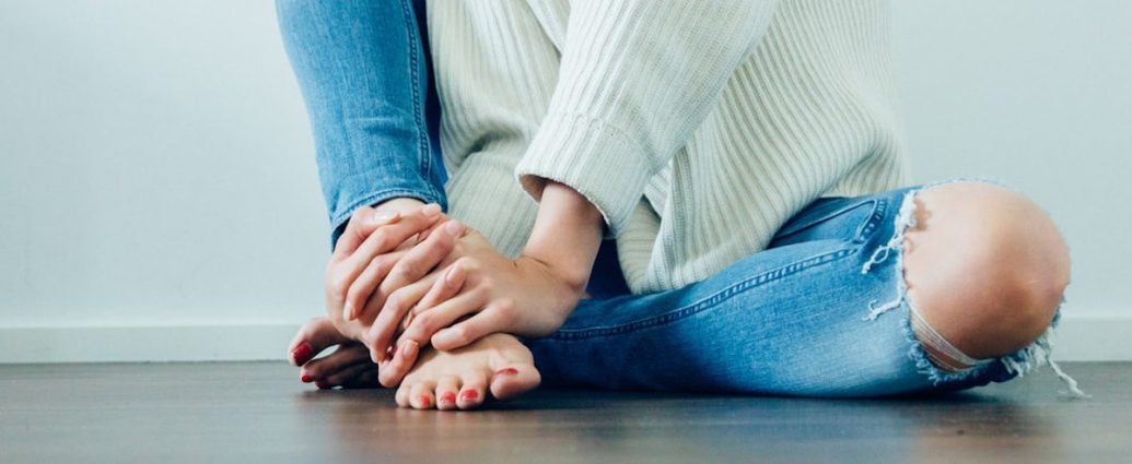 🦶 아침 첫 발에 '악!' 소리 나는 족저근막염, 무리한 운동이 원인? 💊 예방 & 관리법 총정리 ✅