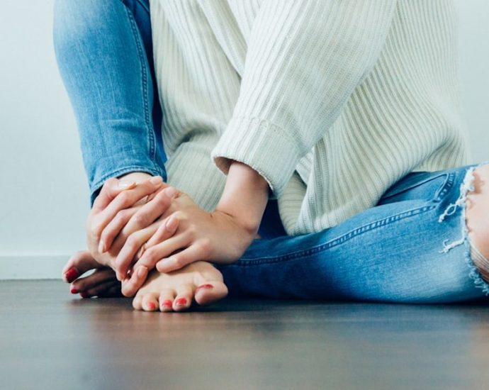 🦶 아침 첫 발에 '악!' 소리 나는 족저근막염, 무리한 운동이 원인? 💊 예방 & 관리법 총정리 ✅