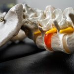 꼬리뼈 통증, 오래간다면? 생활 습관부터 점검하세요! 💡✅