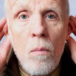 👂 한쪽 귀 난청, 알츠하이머 위험 1.49배 높인다! 뇌 건강 적신호 놓치지 마세요 💡