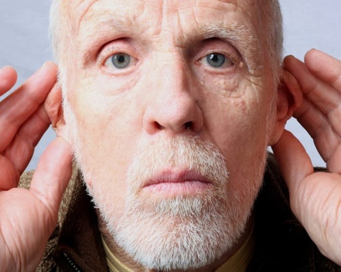 👂 한쪽 귀 난청, 알츠하이머 위험 1.49배 높인다! 뇌 건강 적신호 놓치지 마세요 💡